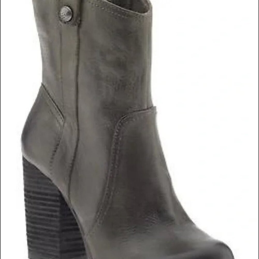 EUC Vince Camuto Bennie Leather Boot/Bootie Size 8, In The Color Lead